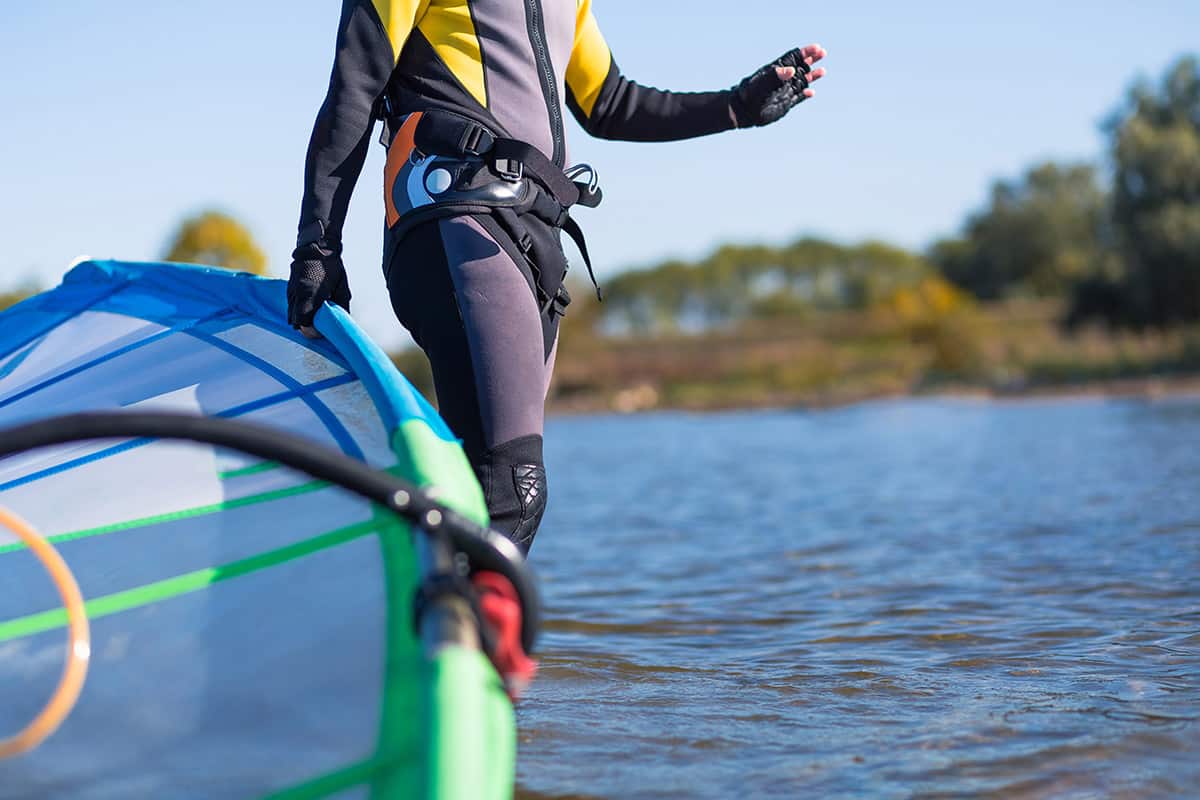 How Do You Set Up a Windsurfer