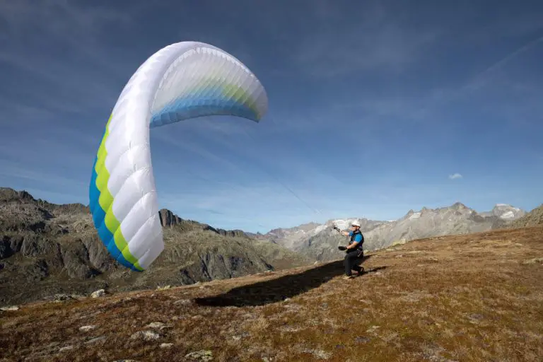 How Do You Become a Paragliding Pilot?