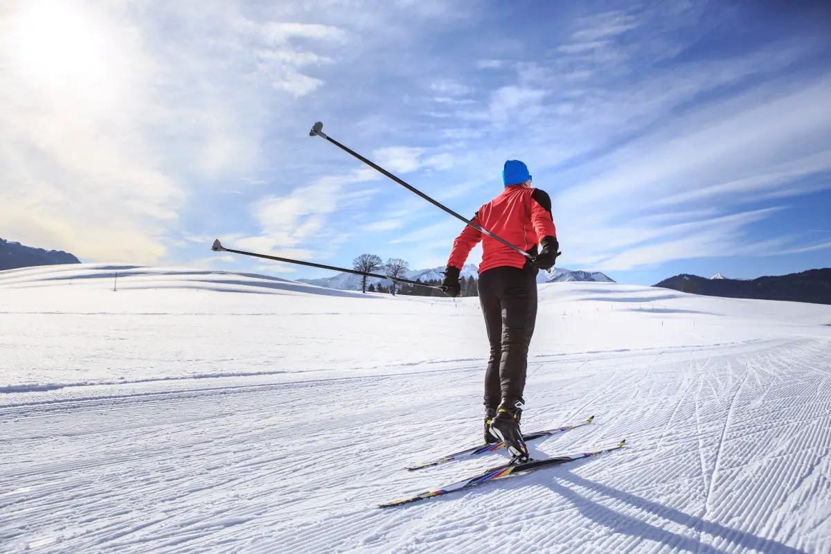 What Is Skate Skiing (Everything You Need to Know About the Fast Ski ...