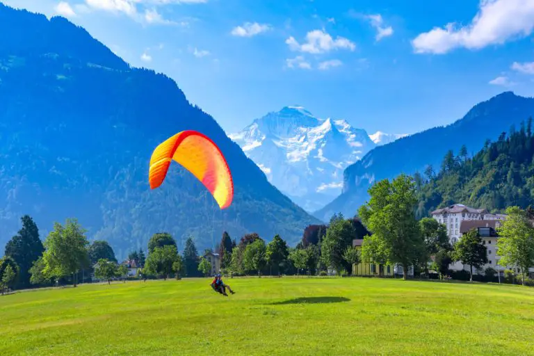 How Does a Paraglider Take Off and Land